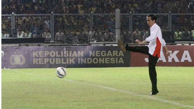 Presiden Joko Widodo menendang bola di Stadion Utama Gelora Bung Karno, Jakarta.