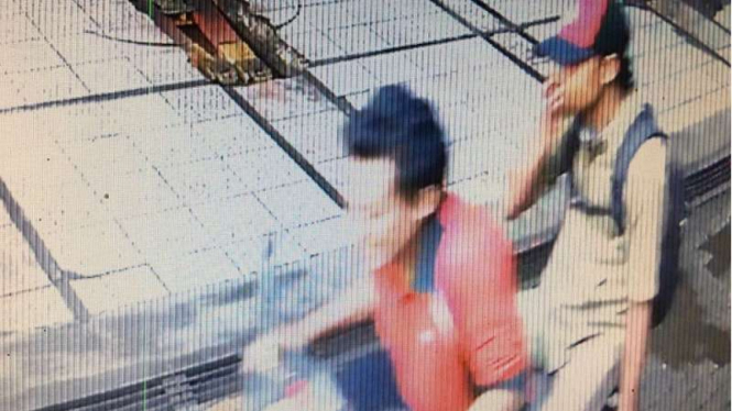 Hasil rekaman CCTV pencurian di salon mobil di Bekasi