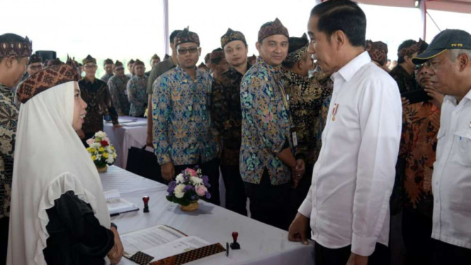 Presiden Jokowi dan Menteri PUPR Basuki Hadimuljono saksikan kontrak massal.