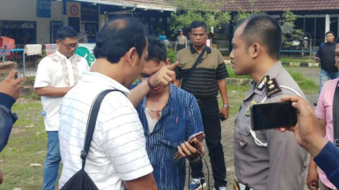 Polisi olah TKP pengeroyokan jurnalis di Satpas SIM Daan Mogot.