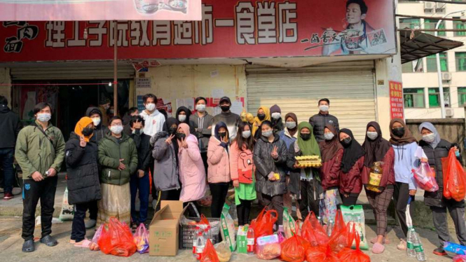 Sejumlah WNI yang akhirnya berbelanja kebutuhan pokok di Kota Wuhan, China.