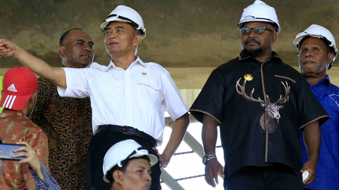 Bupati Merauke Frederikus Gebze (kedua dari kanan)