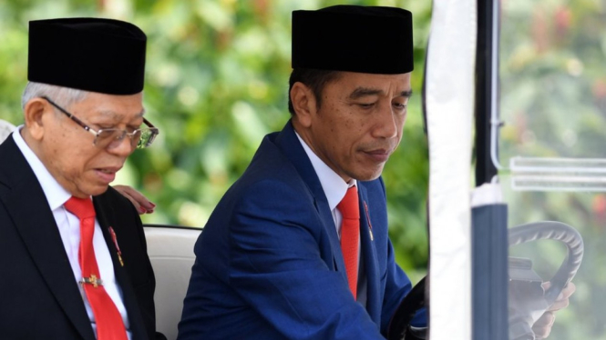 Presiden Joko Widodo didampingi Wapres Ma`ruf Amin mengendarai mobil golf seusai pelantikan menteri Kabinet Indonesia Maju di Beranda Halaman Istana Merdeka - ANTARA FOTO/Wahyu Putro A