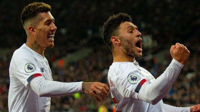 Gelandang Liverpool, Alex Oxlade-Chamberlain (kanan), melakukan selebrasi