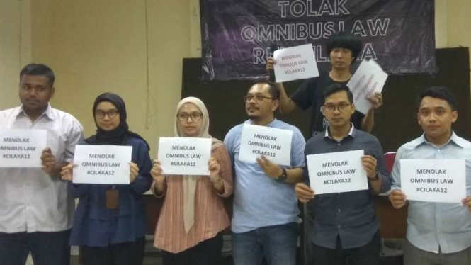 Sejumlah aktivis Aliansi Masyarakat Sipil menolak ommnibus law RUU Cipta Lapangan Kerja dalam konferensi pers di kantor YLBHI, Jakarta, Kamis, 30 Januari 2020.