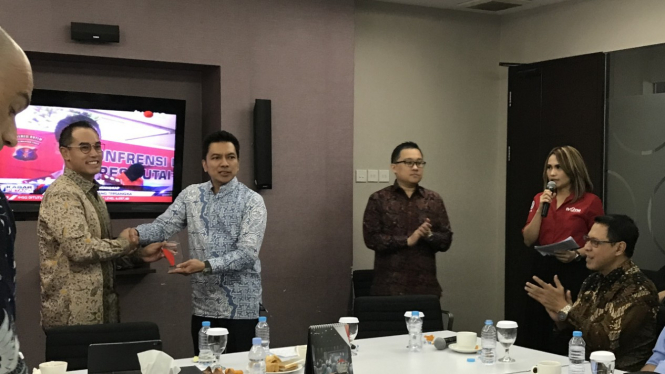 Komisaris Utama tvOne Anindra Ardiansyah Bakrie dan Ketua KPI Agung Suprio.