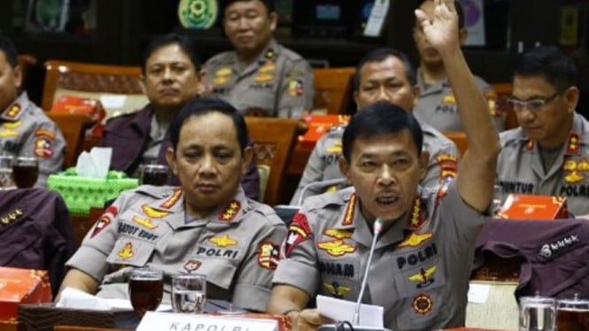 Kapolri Jenderal Pol Idham Azis (kanan) didampingi Wakapolri Komjen Pol Gatot Eddy Pramono (kiri) memberikan paparan saat mengikuti rapat kerja dengan Komisi III DPR, Kamis (30/01). - ANTARA FOTO/Rivan Awal Lingga