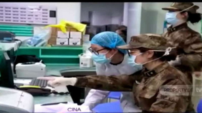 Petugas medis dan aparat militer China bekerja bersama menangani wabah virus corona di kota Wuhan, provinsi Hubei.
