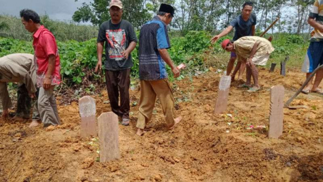 Pasutri bunuh diri Kecamatan Tempunak,  Kabupaten Sintang, Kalimantan Barat 