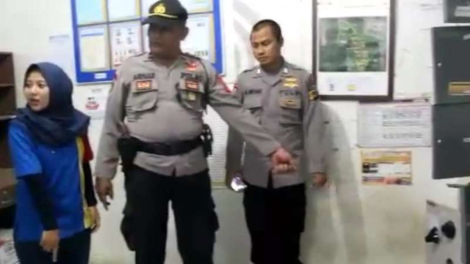Polisi memeriksa ruangan brankas di sebuah minimarket yang baru saja dijarah oleh kawanan perampok di Jalan Cangkal Kecamatan Rumpin, Kabupaten Bogor, Jawa Barat, Jumat pagi, 31 Januari 2020.