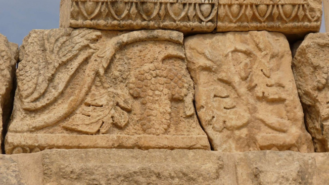 Ilustrasi relief batu