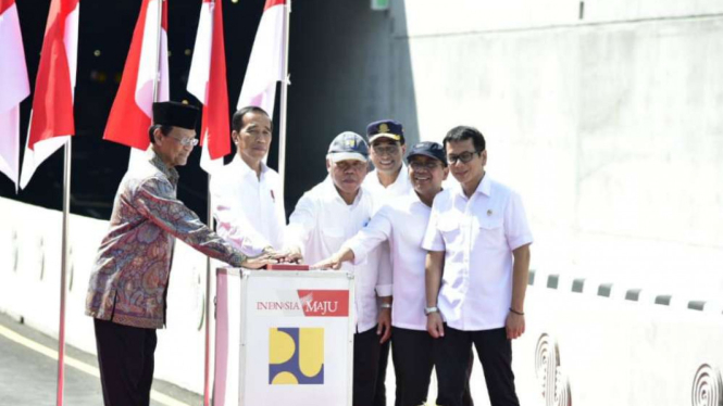 Presiden Jokowi meresmikan underpass atau terowongan YIA.
