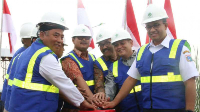 Gubernur DKI Jakarta Anies Baswedan dan Wali Kota Bekasi Rahmat Effendi.