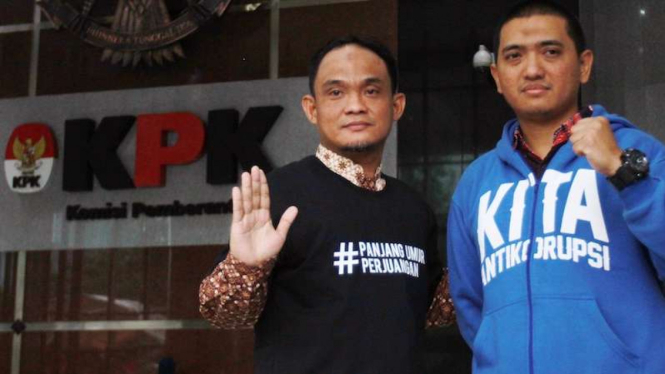 Jaksa Penyidik KPK dari Kejaksaan Agung Yadyen Palebangan (kiri) didampingi Ketua Wadah Pegawai KPK Yudi Purnomo (kanan) melambaikan tangan kepada sejumlah jurnalis saat berpamitan soal penarikan dirinya dari KPK di Gedung KPK, Jakarta, Jumat (31/1/2020).