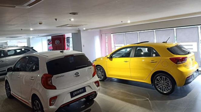 Kia Picanto (putih) dan Rio (Kuning) dipajang di showroom resminya di Jakarta