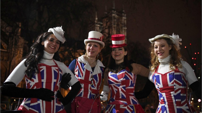 Para pendukung pro-Brexit memakai kostum bertema bendera Union Jack di Alun-Alun Parlemen, London, guna merayakan hengkangnya Inggris dari Uni Eropa. - DANIEL LEAL-OLIVAS/AFP via Getty Images