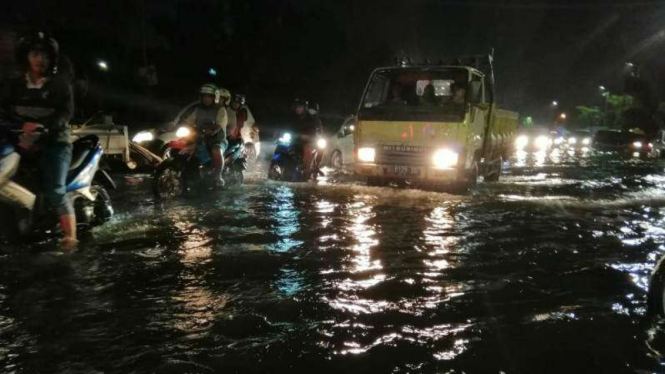 Banjir kembali landa Surabaya.