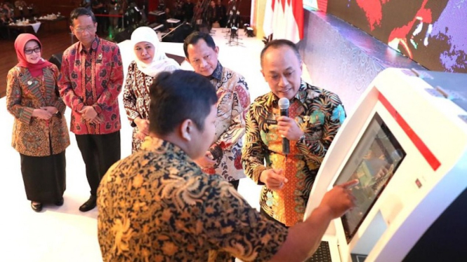 Launching layanan ADM di Jatim ditandai dengan penyerahan mesin ADM dari Gubernur Jatim Khofifah Indar Parawansa kepada Bupati Jombang disaksikan Menkopulhukam Mahfud MD dan Menteri Dalam Negeri RI Tito Karnavian.