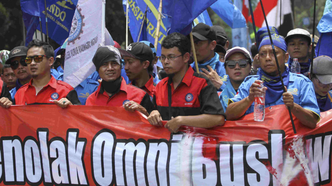 Ilustrasi buruh demo tolak RUU Omnibus Law