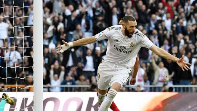 Penyerang Real Madrid, Karim Benzema, melakukan selebrasi