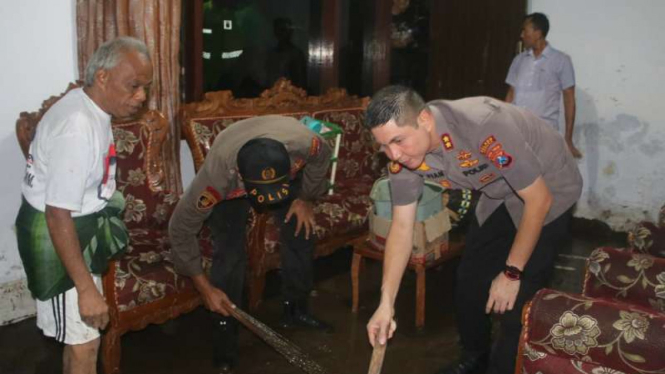 Kapolres Jember ikut bantu korban banjir bandang