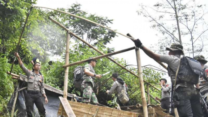 Tim gabungan tutup tambang emas ilegal di Gunung Pongkor, Jabar.