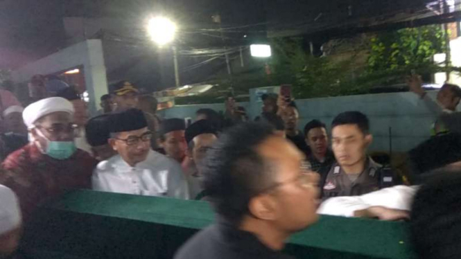 Jenazah Gus Solah dibawa ke rumah duka