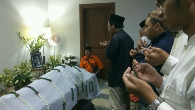 Doa bersama untuk Gus Solah di rumah duka Jakarta