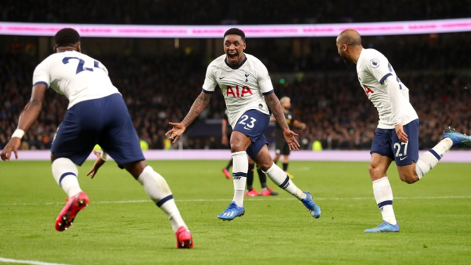 Winger Tottenham Hotspur, Steven Bergwijn merayakan gol