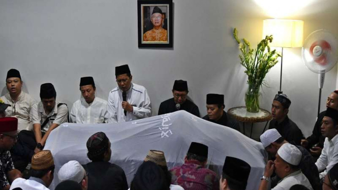 Jenazah KH Salahuddin Wahid atau Gus Solah tiba di rumah duka di Jakarta 