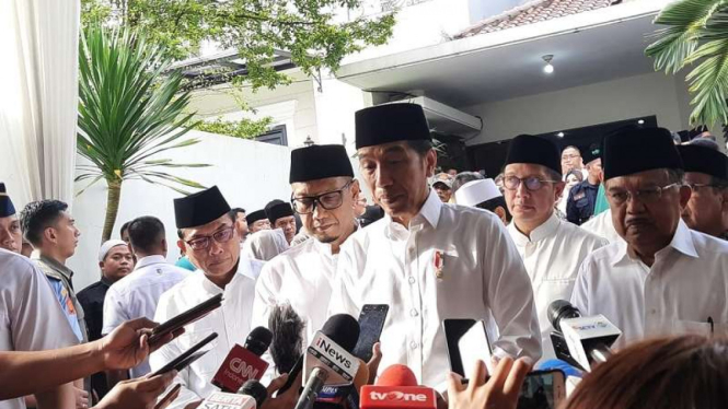 Presiden Jokowi melayat ke rumah duka KH Salahuddin Wahid atau Gus Sholah