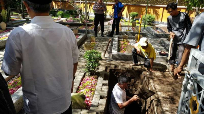 Sejumlah pekerja menggali liang lahat untuk jenazah Salahuddin Wahid alias Gus Sholah di kompleks pemakaman keluarga Pesantren Tebu Ireng Jombang, Jawa Timur, pada Senin pagi, 3 Februari 2020.