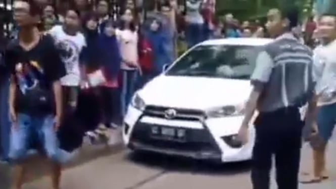 Mobil parkir di atas rel kereta