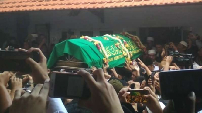 Jenazah Gus Salahuddin Wahid alias Sholah dibawa ke masjid di kompleks Pesantren Tebu Ireng, Jombang, Jombang, Jawa Timur, pada Senin siang, 3 Februari 2020.