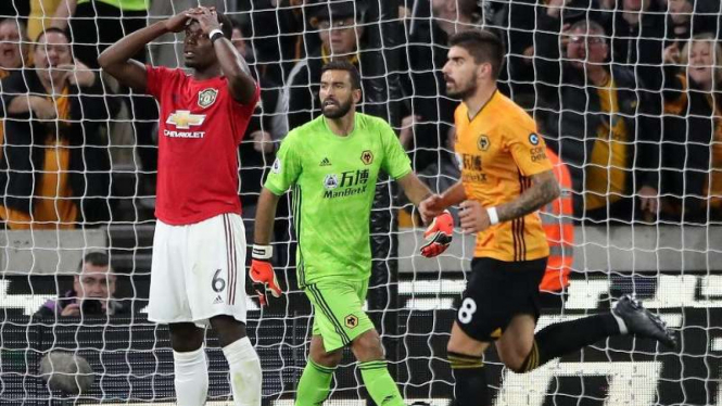 Ekspresi kecewa bintang Manchester United, Paul Pogba (kiri)