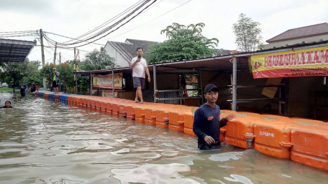 Jembatan apung didirikan untuk evakuasi korban banjir Tangerang