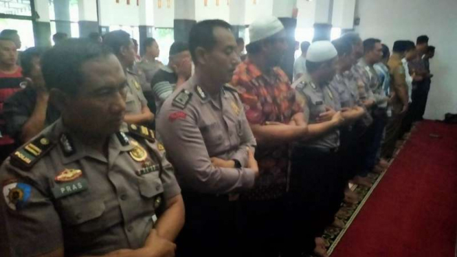 Polisi se Jatim Salat Gaib untuk Gus Sholah.