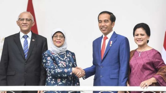 Presiden Joko Widodo (kedua kanan) didampingi Ibu Negara Iriana Joko Widodo (kanan) terima kunjungan kenegaraan Presiden Singapura Halimah Yacob (kedua kiri) didampingi suami Mohammed Abdullah Alhabshee (kiri) di Istana Bogor Jawa Barat Selasa (4/2/2020).
