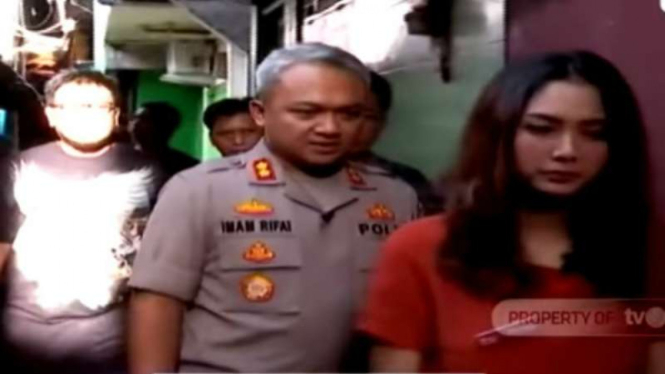 Polisi menggerebek sejumlah kafe yang ditengarai berpraktik prostitusi di Gang Royal, Rawa Bebek, Penjaringan, Jakarta Utara.