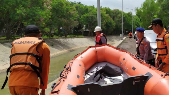 Pencarian korban di saluran air PLTGU Pulo Ampel