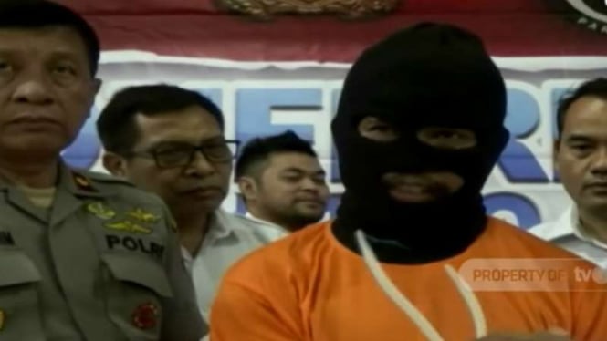 Polisi menangkap lagi empat orang tersangka kasus kerajaan fiktif King of the King, seorang di antaranya adalah aparatur sipil negara (ASN) di Pemerintah Kabupaten Karawang, Jawa Barat.