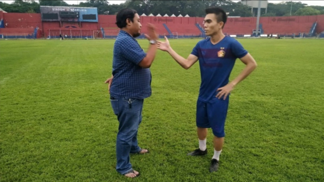 Manajer Persik, Benny Kurniawan dan pemain baru Persik, Paulo Sitanggang. 