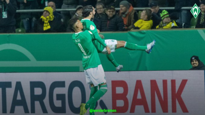 Pemain Werder Bremen rayakan gol.