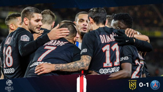 Pemain Paris Saint-Germain rayakan gol.
