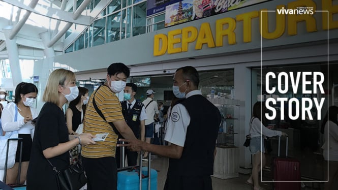 Pemeriksaan tiket di Terminal Keberangkatan Bandara Ngurah Rai Bali