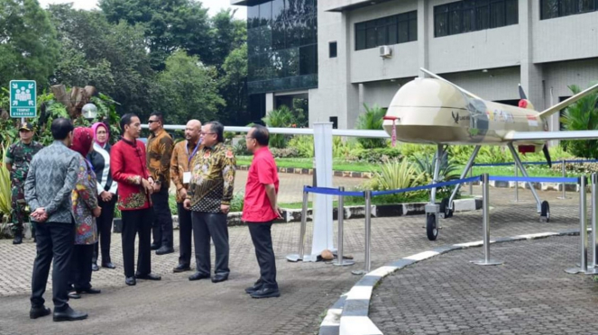 Presiden Jokowi bersama Drone MALE Elang Hitam.