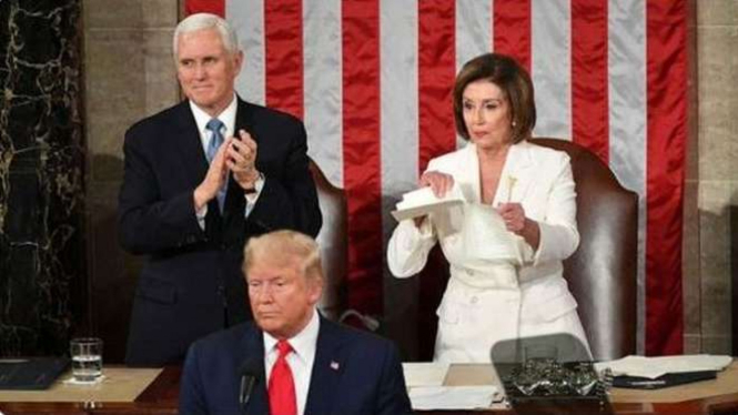 Ketua DPR AS Nancy Pelosi robek-robek salinan naskah Pidato Tahunan Kenegaraan Presiden Donald Trump, Selasa malam 4 Februari 2020 waktu Washington DC.