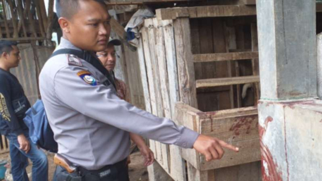 Polisi menunjukkan TKP penganiayaan pasien gangguan jiwa di Garut.