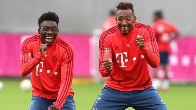 Gelandang Bayern Munich, Alphonso Davies (kiri) hobi bikin konten video TikTok