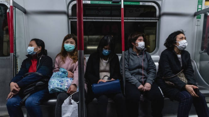 Penyebaran virus corona dari Wuhan memaksa penduduk berbagai negara menggunakan masker di ruang publik. Foto ini diabadikan di Hong Kong, 31 Januari lalu. - SOPA Images/GETTY IMAGES